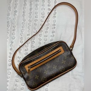 Louis Vuitton pochette cute shoulder bag